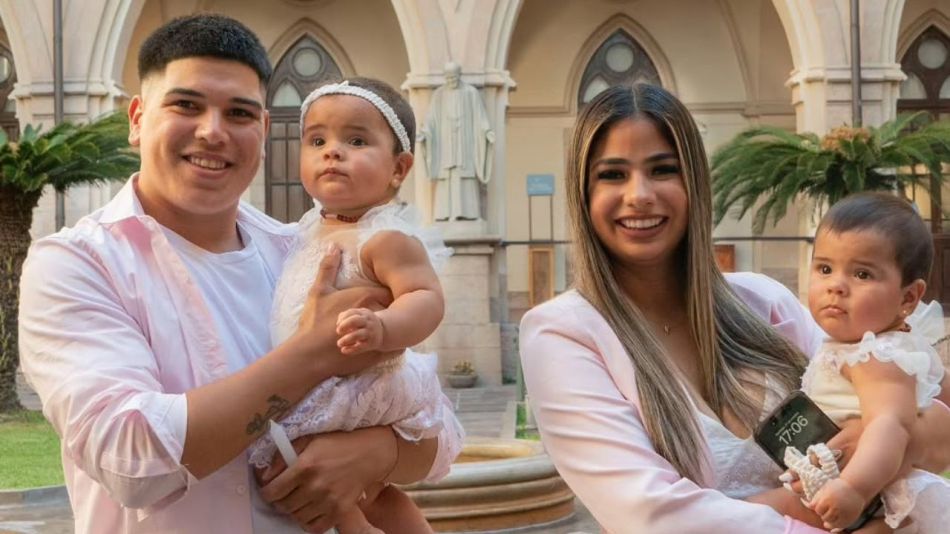 Daniela Celis y Thiago Medina, con sus hijas Laia y Aimé