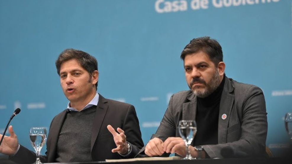 El gobernador bonaerense Axel Kicillof y el ministro de Gobierno Carlos Bianco