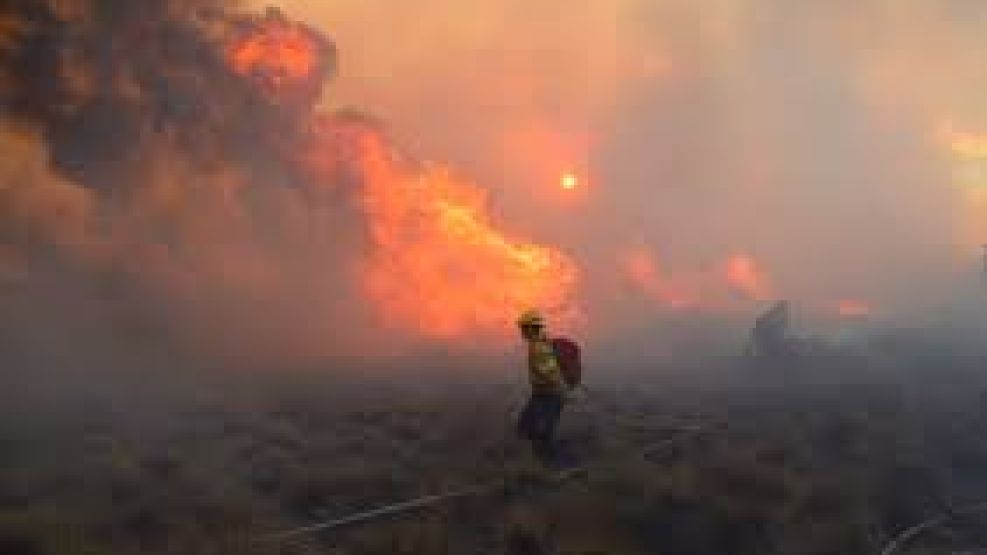 Lucha a contrarreloj contra el incendio en el Parque Nacional Nahuel Huapi.  