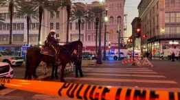 Un vehículo atropelló a una multitud en el Canal y Bourbon Street de Nueva Orleans