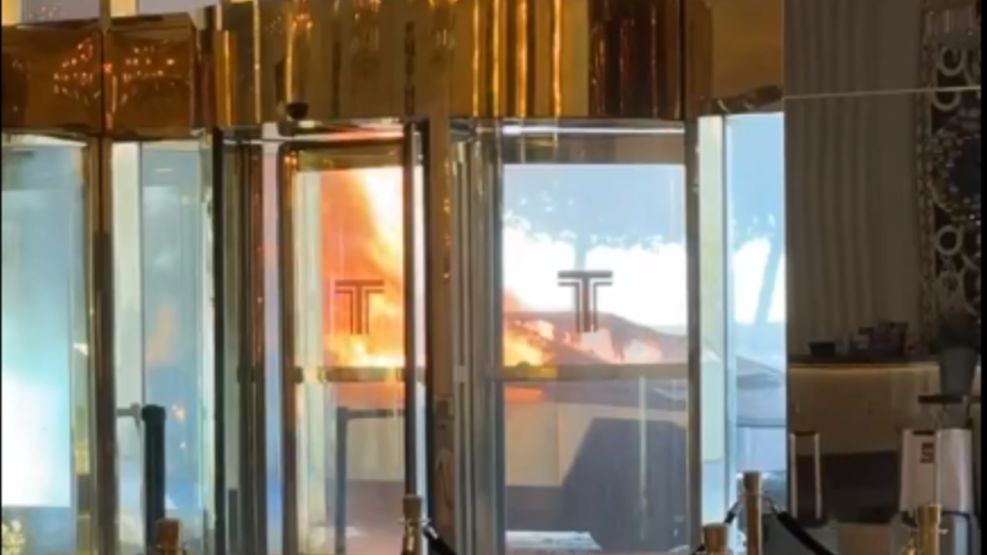 20250101 Incendio de un Cybertruck de Tesla en la puerta de la Trump Tower