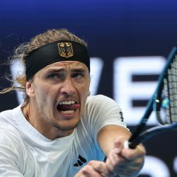 El alemán Alexander Zverev devuelve la pelota al brasileño Thiago Monteiro durante su partido individual masculino en el torneo de tenis United Cup en Perth. | Foto:COLIN MURTY / AFP