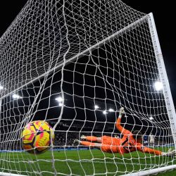 El centrocampista inglés del Ipswich Town, Liam Delap, marca el primer gol del equipo desde el punto de penal durante el partido de fútbol de la Premier League inglesa entre el Ipswich Town y el Chelsea en Portman Road en Ipswich, este de Inglaterra. | Foto:Glyn Kirk / AFP