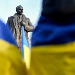 Esta fotografía muestra una estatua que representa al líder de extrema derecha ucraniano y líder de la Organización de Nacionalistas Ucranianos (OUN), Stepan Bandera (1909-1959), mientras la gente asiste a una ceremonia para conmemorar el 116 aniversario de su nacimiento, en la ciudad de Lviv, en el oeste de Ucrania, en medio de la invasión rusa de Ucrania. | Foto:YURIY DYACHYSHYN / AFP
