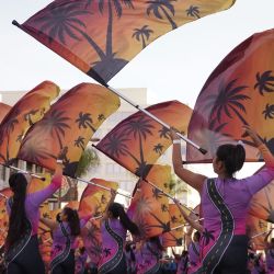 Imagen de miembros de una banda de música realizando una presentación por el Boulevard Colorado durante el 136 Desfile de las Rosas, en Pasadena, California, Estados Unidos. | Foto:Xinhua/Zeng Hui