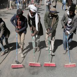 Imagen de residentes yemeníes participando en una campaña de limpieza integral lanzada para dar la bienvenida al Año Nuevo, en Saná, Yemen. | Foto:Xinhua/Mohammed Mohammed