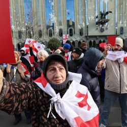 La gente asiste a una manifestación antes de la investidura del presidente electo de Georgia, Mikheil Kavelashvili, en Tbilisi. | Foto:GIORGI ARJEVANIDZE / AFP