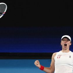 La polaca Iga Swiatek celebra su victoria sobre la británica Katie Boulter en el partido individual femenino del torneo de tenis United Cup en el Ken Rosewall Arena de Sídney. | Foto:DAVID GRAY / AFP
