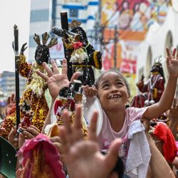 Los devotos católicos participan en una procesión durante la bendición de las réplicas del Nazareno Negro en el exterior de la Iglesia de Quiapo en Manila, antes de su festividad anual el 9 de enero. | Foto:JAM STA ROSA / AFP