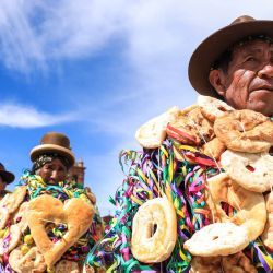 Los indígenas aymaras celebran el "Roscasiri" en el distrito de Pomata, uno de los siete distritos de la provincia de Chucuito en la región de Puno, sur del Perú. Esta antigua fiesta aymara, en la que las personas se adornan con panes y frutas que representan la abundancia para el nuevo año, celebra el cambio de autoridades locales. | Foto:CONNIE FRANCE CALDERON MARTEL / AFP