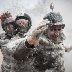 Los participantes vestidos con uniformes militares simulados participan en la batalla de harina "Els Enfarinats" en la ciudad de Ibi, en el sureste de España. En este festival tradicional de invierno de 200 años de antigüedad, los participantes, conocidos como Els Enfarinats (los cubiertos de harina), se visten con ropa militar y simulan un golpe de estado mientras luchan con harina, huevos y petardos fuera del ayuntamiento como parte de las celebraciones del Día de los Inocentes, un día tradicional en España para hacer bromas. | Foto:JAIME REINA / AFP