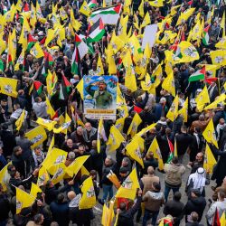 Los partidarios del movimiento palestino Fatah se reúnen con sus banderas para una manifeLos partidarios del movimiento palestino Fatah se reúnen con sus banderas para una manifestación antes del sexagésimo aniversario de su creación y en apoyo de la operación de seguridad de la Autoridad Palestina en el campamento de refugiados palestinos de Yenín, en Yenín, en el norte de la Cisjordania ocupada. | Foto:JAAFAR ASHTIYEH / AFP