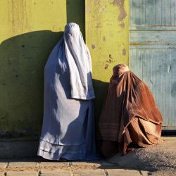 Mujeres afganas vestidas con burka descansan junto a una carretera en Kandahar. | Foto:Sanaullah Seiam / AFP