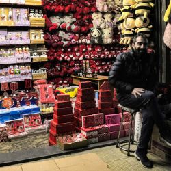 Un comerciante se sienta junto a su mercancía de muñecos de peluche, algunos con motivos de San Valentín, en el mercado cubierto de Hamidiya, en la ciudad vieja de Damasco. | Foto:RAMI AL SAYED / AFP