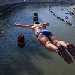 Un hombre realiza un clavado en el río Tíber desde el puente Cavour como parte de las celebraciones tradicionales de Año Nuevo, en Roma, Italia. | Foto:Xinhua/Alberto Lingria