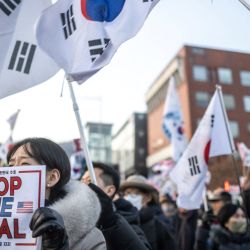 Un participante sostiene un cartel que dice "Detengan el robo" durante una manifestación en apoyo al presidente de Corea del Sur destituido, Yoon Suk Yeol, cerca de la residencia presidencial en Seúl. | Foto:Philip Fong / AFP