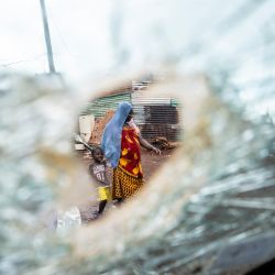 Una mujer con un niño camina entre las casas destruidas en un barrio de chabolas del distrito sur de Cavani, dañado por el ciclón Chido en la ciudad de Mamoudzou, en el territorio francés del océano Índico de Mayotte. | Foto:JULIEN DE ROSA / AFP