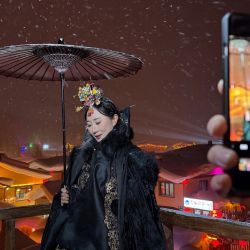 Una turista posa para fotografías en la ciudad de Hailin, en la provincia de Heilongjiang, en el noreste de China. | Foto:Xinhua/Yang Siqi