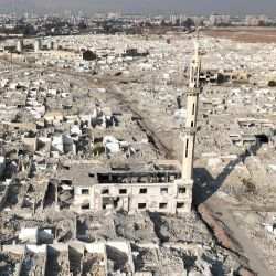 Una vista aérea muestra la destrucción en el distrito de Assali, en Damasco, Siria. | Foto:BAKR ALKASEM / AFP