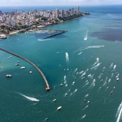 Vista aérea que muestra a creyentes en varios tipos de embarcaciones siguiendo la imagen del Bom Jesus dos Navegantes durante la procesión anual en Salvador, estado de Bahía, Brasil. La procesión tiene más de dos siglos de historia y se convirtió en un hito en la cultura popular de Bahía, mezclando fe, tradiciones y reflexionando sobre temas contemporáneos como la ecología y la solidaridad. | Foto:RAFAEL MARTINS / AFP