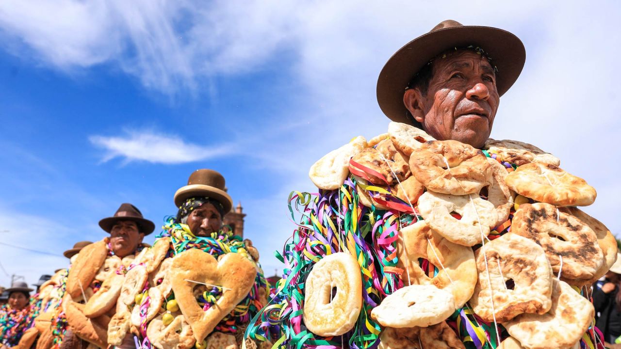 Los indígenas aymaras celebran el "Roscasiri" en el distrito de Pomata, uno de los siete distritos de la provincia de Chucuito en la región de Puno, sur del Perú. Esta antigua fiesta aymara, en la que las personas se adornan con panes y frutas que representan la abundancia para el nuevo año, celebra el cambio de autoridades locales. | Foto:CONNIE FRANCE CALDERON MARTEL / AFP