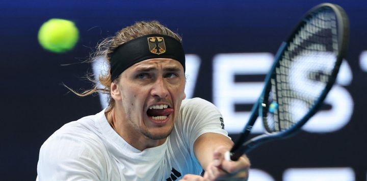 El alemán Alexander Zverev devuelve la pelota al brasileño Thiago Monteiro durante su partido individual masculino en el torneo de tenis United Cup en Perth.