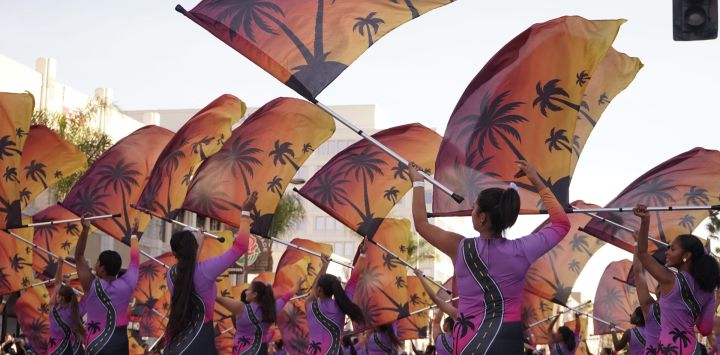 Imagen de miembros de una banda de música realizando una presentación por el Boulevard Colorado durante el 136 Desfile de las Rosas, en Pasadena, California, Estados Unidos.