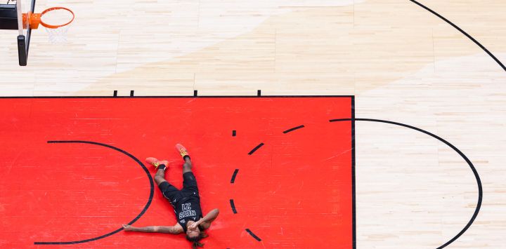  Imagen de Noah Clowney, de Brooklyn Nets, acostado sobre la cancha luego de lesionarse durante el partido de temporada regular de la NBA 2024-2025 entre Toronto Raptors y Brooklyn Nets, en Toronto, Canadá.