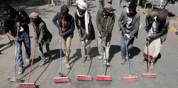 Imagen de residentes yemeníes participando en una campaña de limpieza integral lanzada para dar la bienvenida al Año Nuevo, en Saná, Yemen.