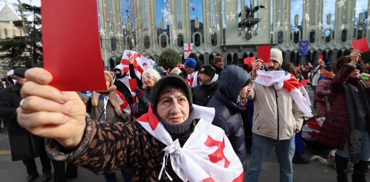 La gente asiste a una manifestación antes de la investidura del presidente electo de Georgia, Mikheil Kavelashvili, en Tbilisi.