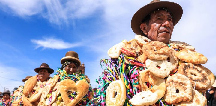 Los indígenas aymaras celebran el "Roscasiri" en el distrito de Pomata, uno de los siete distritos de la provincia de Chucuito en la región de Puno, sur del Perú. Esta antigua fiesta aymara, en la que las personas se adornan con panes y frutas que representan la abundancia para el nuevo año, celebra el cambio de autoridades locales.