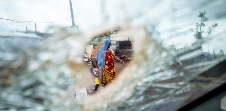 Una mujer con un niño camina entre las casas destruidas en un barrio de chabolas del distrito sur de Cavani, dañado por el ciclón Chido en la ciudad de Mamoudzou, en el territorio francés del océano Índico de Mayotte.