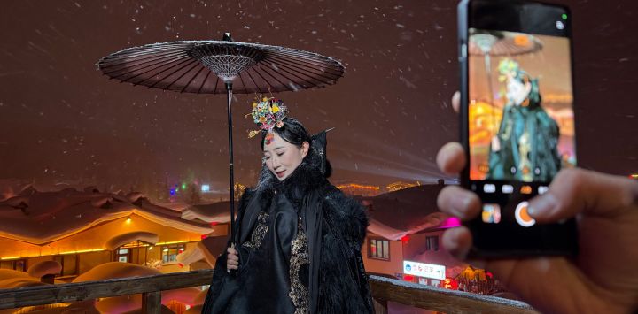 Una turista posa para fotografías en la ciudad de Hailin, en la provincia de Heilongjiang, en el noreste de China.