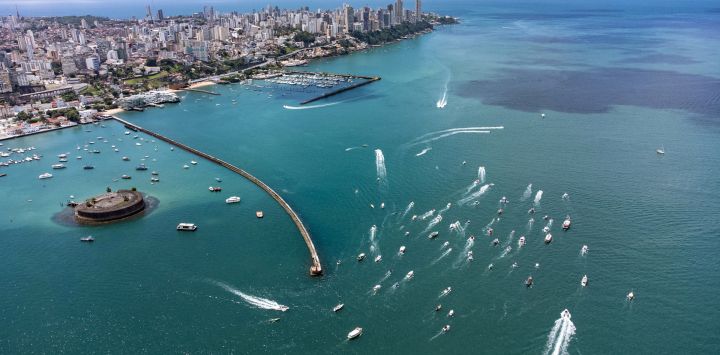 Vista aérea que muestra a creyentes en varios tipos de embarcaciones siguiendo la imagen del Bom Jesus dos Navegantes durante la procesión anual en Salvador, estado de Bahía, Brasil. La procesión tiene más de dos siglos de historia y se convirtió en un hito en la cultura popular de Bahía, mezclando fe, tradiciones y reflexionando sobre temas contemporáneos como la ecología y la solidaridad.