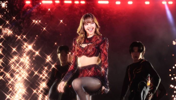 Lisa impactó con su impresionante actuación en el Amazing Thailand Countdown 2025