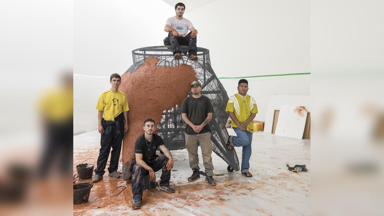 El artista plástico tucumano Gabriel Chaile con su equipo en Fundación Cervieri Monsuárez.