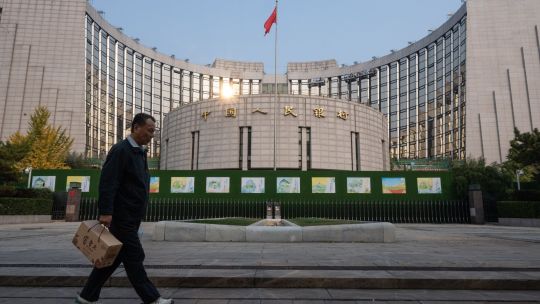 Atrapados en la fábrica: el exceso de trabajo está frenando el consumo y la natalidad en China