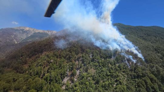 Arde Bariloche: los incendios siguen arrasando el Parque Nahuel Huapi y las altas temperaturas agravan la situación