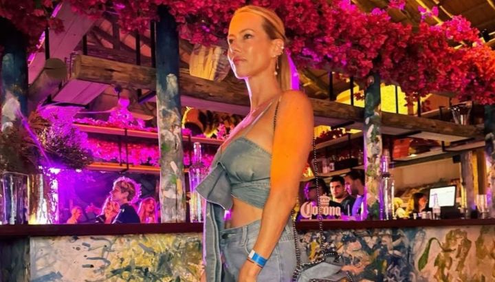 El impresionante look total denim de Nicole Neumann