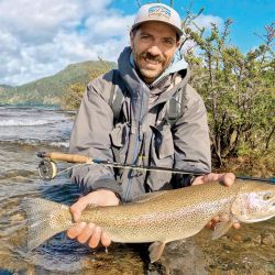 Santi Sapo Sansot y otra arcoíris vadeando con línea de flote y un estrímer. 