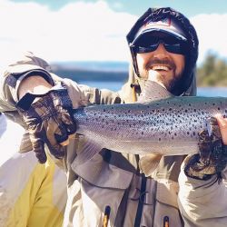 Adrián Schmidt y una marrón que tomó una Woolly Bugger negra lastrada con cola de marabou violeta y un plomito en el tippet para que baje más.
