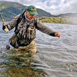 El autor arrimando una trucha en el Lago N° 5. 