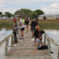En la playa, el gran condicionamiento pasa por la presencia de algas, fue casi imposible pescar en muchos puntos de la costa bonaerense. (Foto: Municipio Maipú)