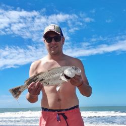 En la playa, el gran condicionamiento pasa por la presencia de algas, fue casi imposible pescar en muchos puntos de la costa bonaerense. 