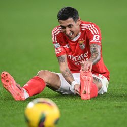 El delantero argentino del Benfica Angel Di Maria se sienta en el campo durante el partido de fútbol de la Liga Portuguesa entre el SL Benfica y el SC Braga en el estadio Luz de Lisboa. | Foto:PATRICIA DE MELO MOREIRA / AFP