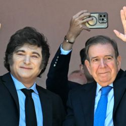 El presidente de Argentina, Javier Milei y el líder de la oposición venezolana, Edmundo González Urrutia, saludan a sus partidarios reunidos en la Plaza de Mayo, en el palacio de gobierno de la Casa Rosada, en Buenos Aires. | Foto:LUIS ROBAYO / AFP