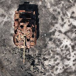 Esta vista aérea muestra un tanque dañado en una posición abandonada del ejército del régimen sirio de Assad en Tal Ash Shahm, cerca de la frontera con los Altos del Golán ocupados por Israel. | Foto:BAKR ALKASEM / AFP