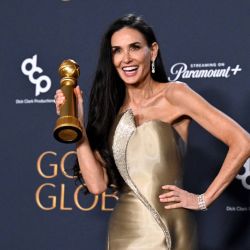 La actriz estadounidense Demi Moore posa con el premio a la Mejor Actuación Femenina en una Película - Musical o Comedia por "The Substance" en la sala de prensa durante la 82a edición anual de los Premios Globo de Oro en el hotel Beverly Hilton en Beverly Hills, California. | Foto:Robyn Beck / AFP