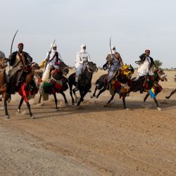 Los jinetes y sus caballos realizan una fantasía durante la segunda edición del Gran Premio Apec, en la inauguración de la temporada de carreras de caballos de la AEARCT en la provincia de Yamena, en el hipódromo de Ouka-Djermaya. | Foto:Joris Bolomey / AFP