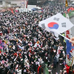 Los partidarios del presidente de Corea del Sur, Yoon Suk Yeol, participan en una manifestación cerca de su residencia en Seúl. Miles de manifestantes surcoreanos desafiaron una tormenta de nieve por el presidente suspendido Yoon Suk Yeol, quien todavía se resistía al arresto por un intento fallido de instaurar la ley marcial menos de 48 horas antes de que expirara la orden de arresto. | Foto:Anthony Wallace / AFP